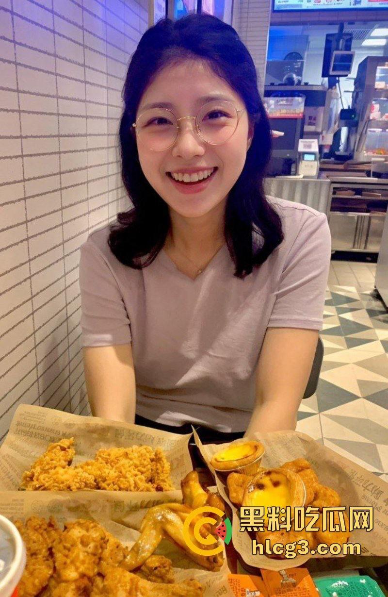 反差女友【秦嘉倪】连体黑丝露出白虎美鲍 被男友猛操淫叫不断！-3