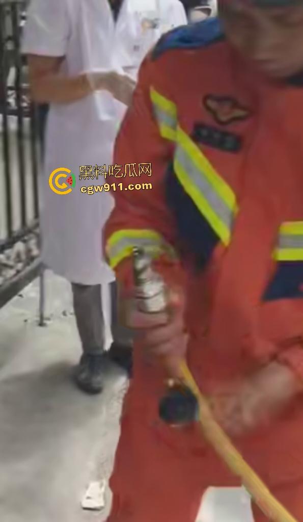 广西梧州小孩贪玩翻栏杆铁尖直穿小腿，血肉模糊挂半空，围观群众消防齐心救命，小孩一声不吭痛晕！-5