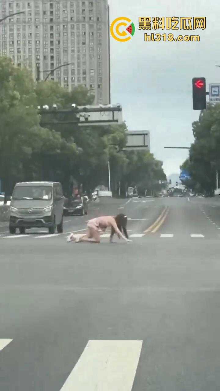纹身美女十字路口爬行游街，全程母狗式爬行，迷迷糊糊躺在路口中央发骚，这是主人任务还是吸大啦！-1