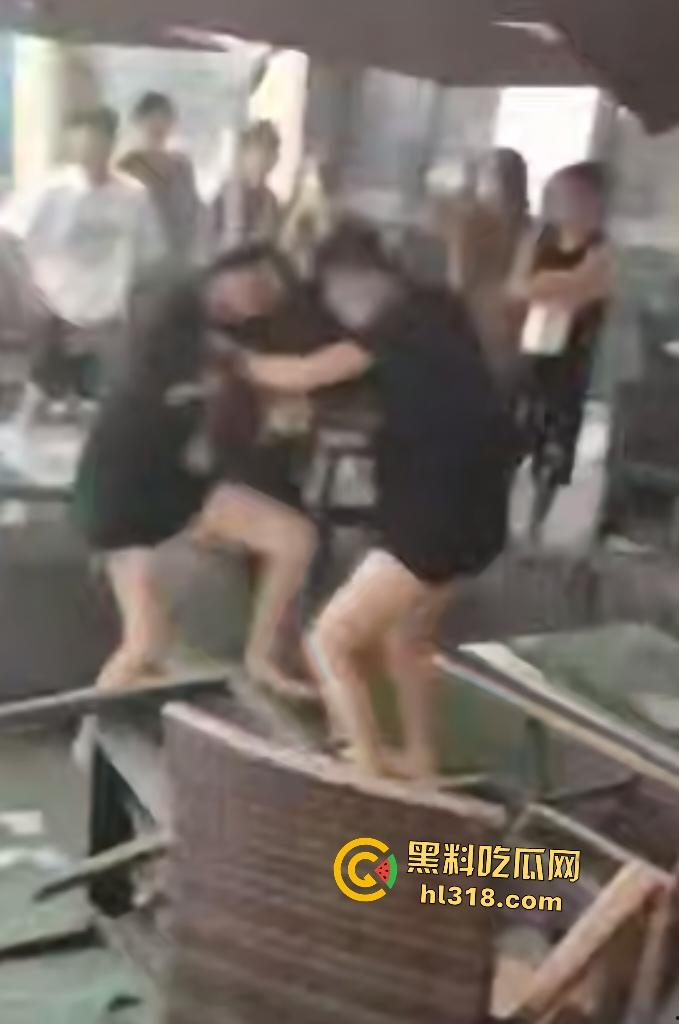 奶茶店两女人怒泼奶茶砸头开战，俩女扭打撕衣火气炸裂，内衣差点都扯掉，惊现杜兰特来拉架！-4