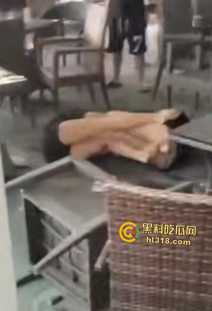 奶茶店两女人怒泼奶茶砸头开战，俩女扭打撕衣火气炸裂，内衣差点都扯掉，惊现杜兰特来拉架！-5