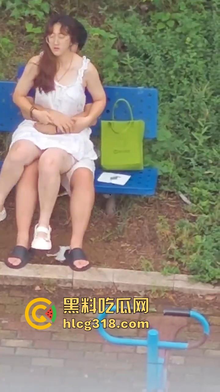 夏日午后，小日一下!反差眼镜妹小区长椅骑乘做爱，白裙诱惑激情开干，年轻人玩的真野啊！-7