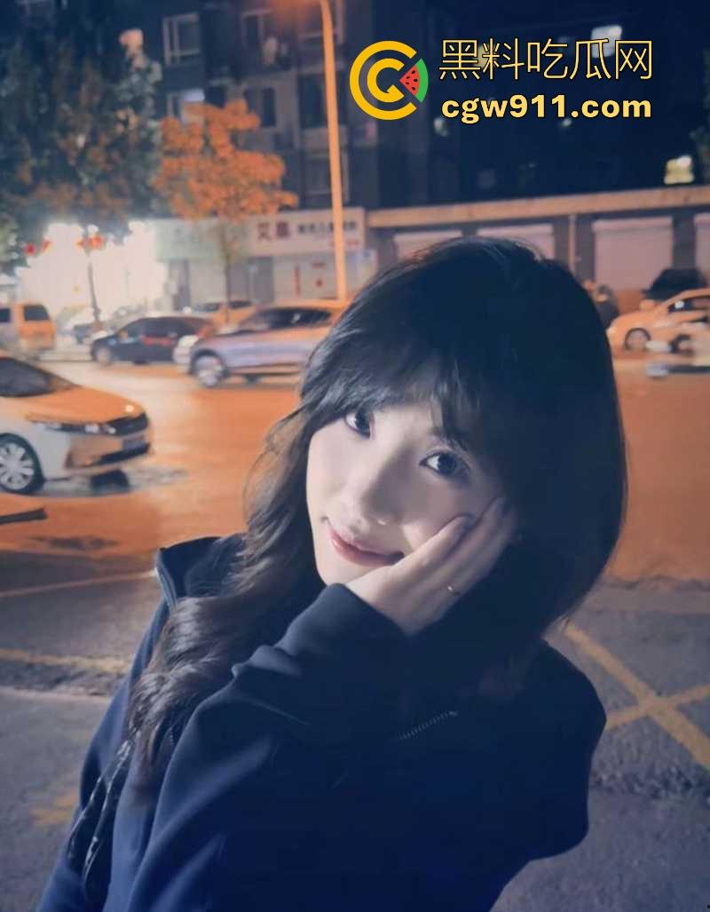 重庆青涩少女【李晓怡】遭男友蒙骗拍淫片，羞涩露奶玩自拍，穿粉裙白丝挨操只敢低声娇喘，淫性有待开发！-1