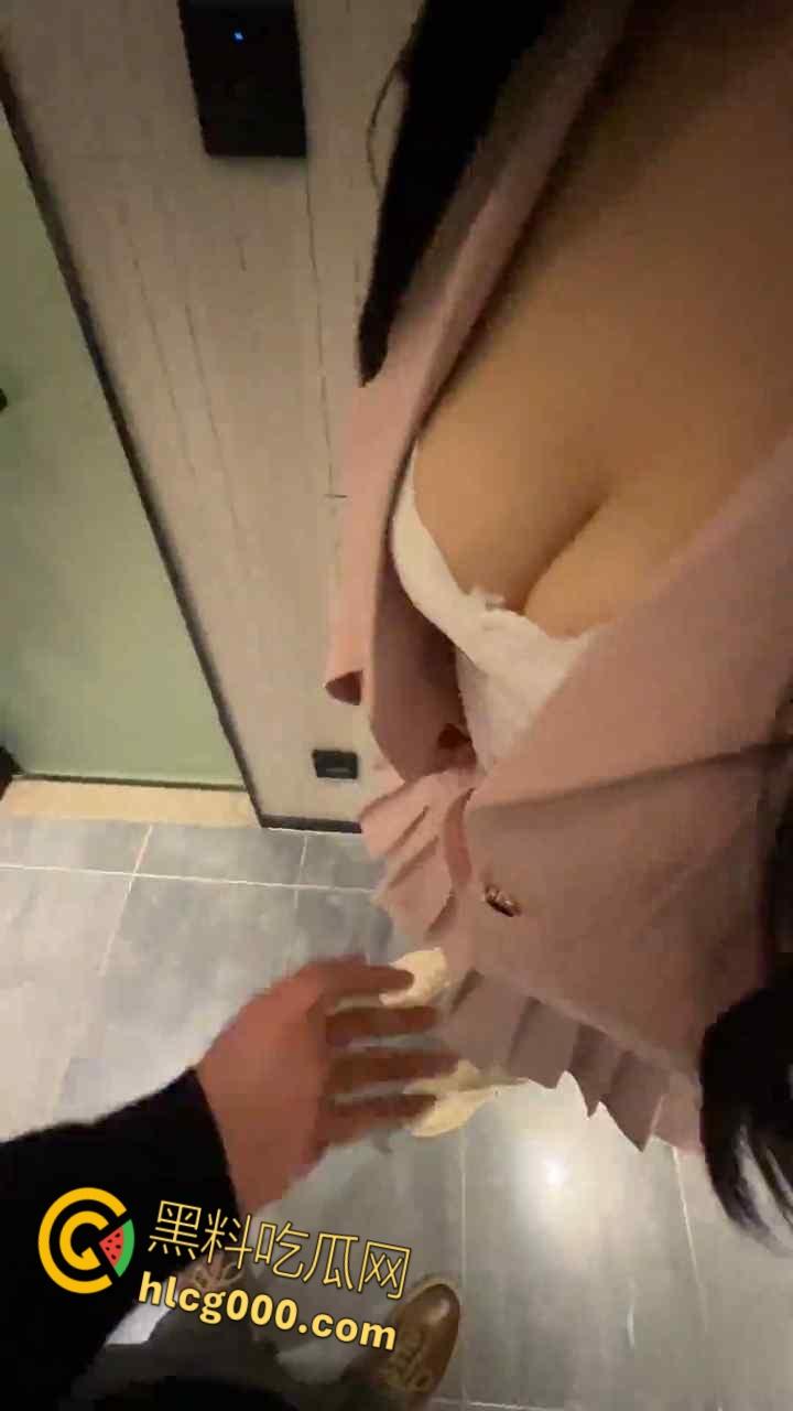 趁酒精上头终于拿下亲姐姐，送微醺的姐姐回家，半推半就脱光衣服直接一插到底，白虎骚逼又紧水又多 !-4