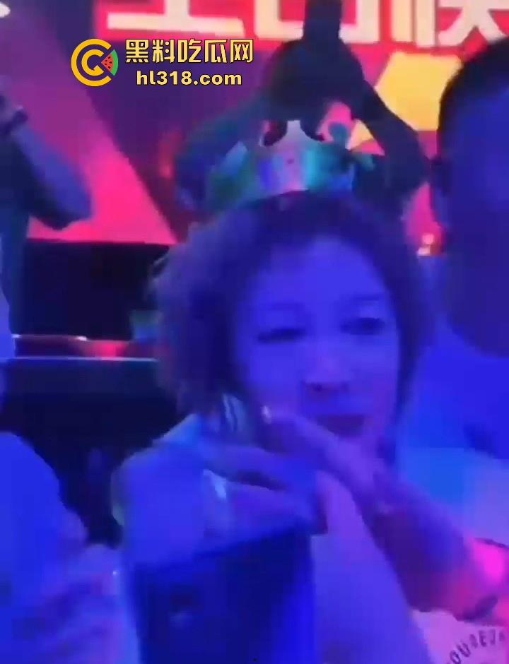 此乃吾辈楷模，年轻小伙面对极品富婆，不惜出卖肉体，有些钱啊就该他赚，这都能啃下去！-4