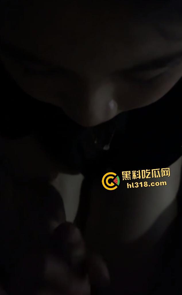 菲律宾网红嫩妹居家口交视频泄露！口技不亚于站街女，恨不得把嘴巴焊在鸡巴上，白虎肥逼吸睛无数！-2